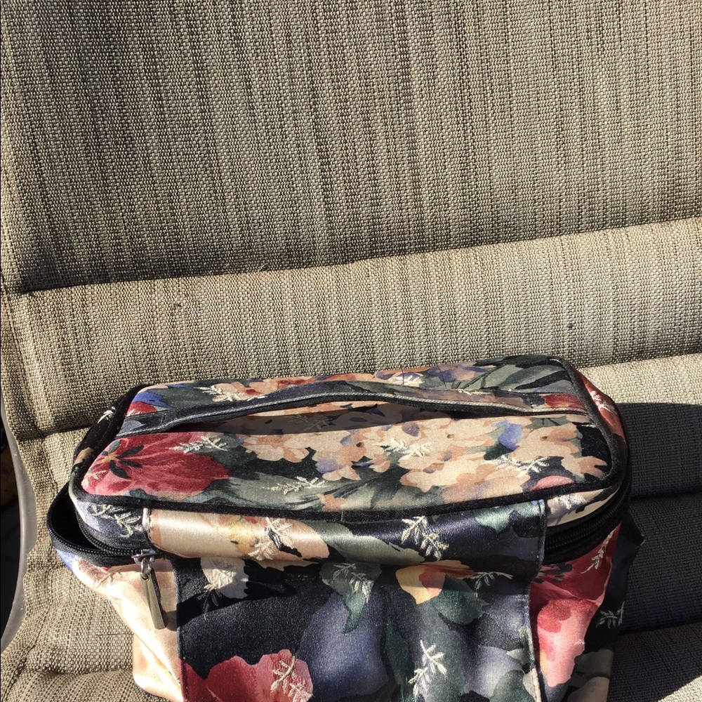 Cosmetics case - Picture 3 of 3